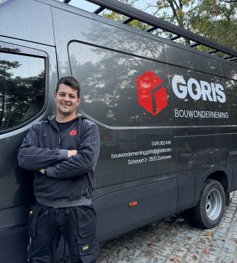 Medewerker van Goris voor een camionnette met het Goris-logo
