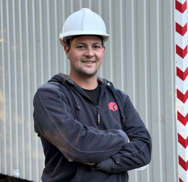 Medewerker van Bouwonderneming Goris met helm op de werf