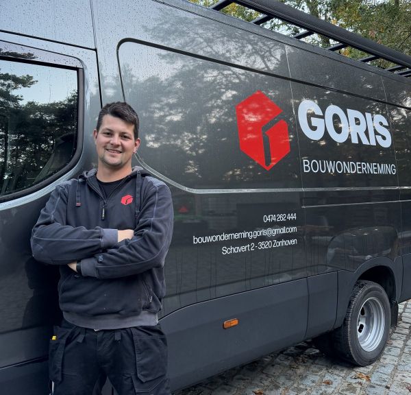 Medewerker van Goris voor een camionnette met het Goris-logo