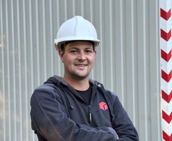 Medewerker van Bouwonderneming Goris met helm op de werf