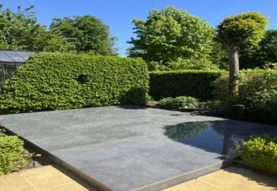 Nieuw terras in een tuin