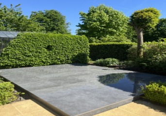 Nieuw terras in een tuin