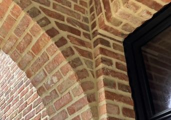 Detail van een gemetselde boog in rode baksteen
