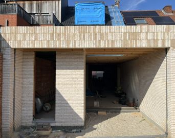 Verbouwde woning met een nieuwe aanbouw