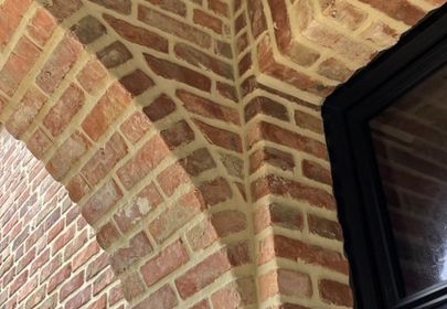 Detail van een gemetselde boog in rode baksteen